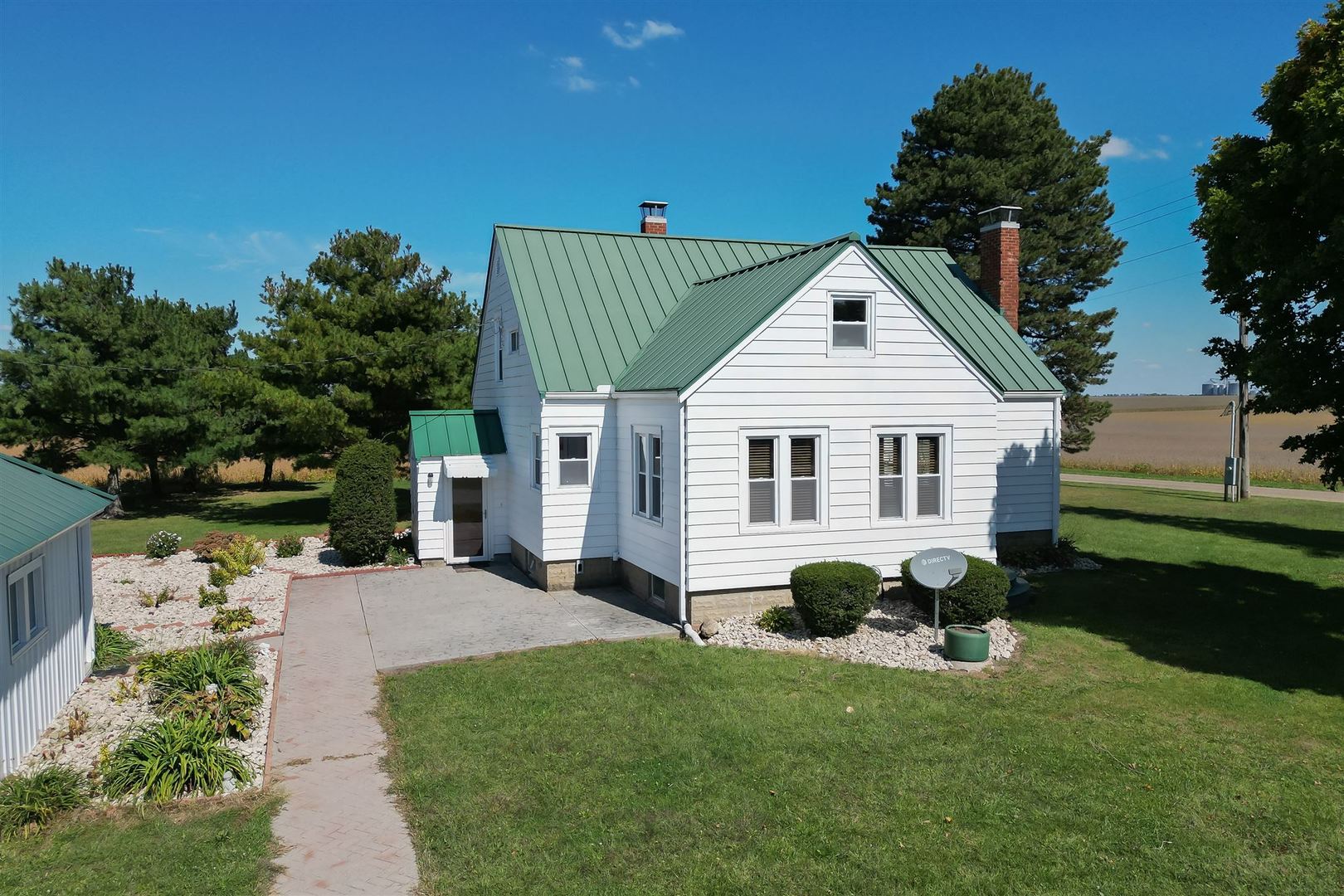 a view of a house with backyard