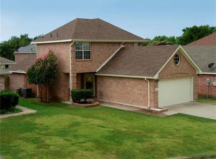 a view of an house with backyard and garden