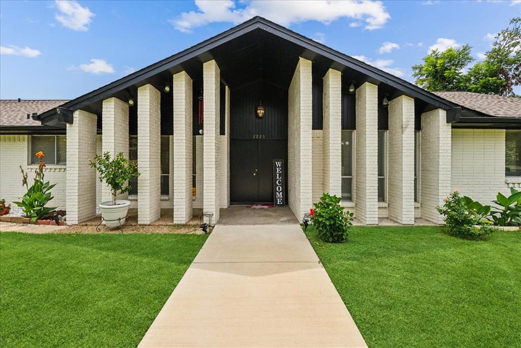 a front view of house with yard