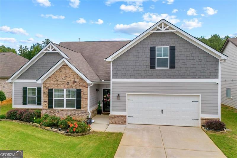 a view of a house with a yard