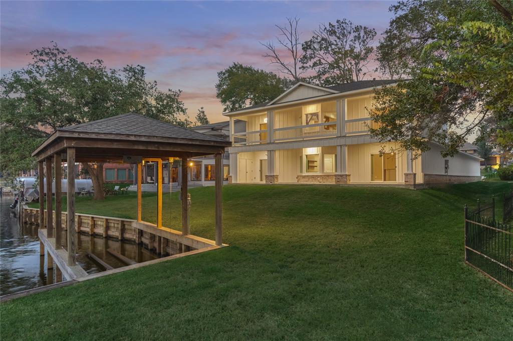 a view of an house with backyard and garden