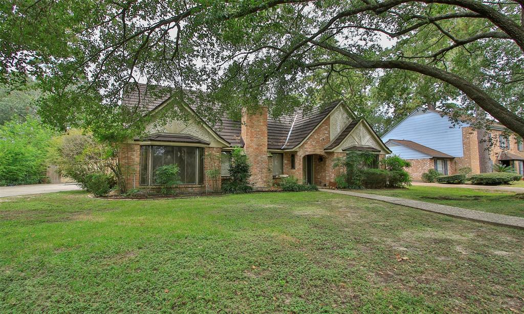 Note the size of the front yard. Perfect for receiving Guests to attend your pool party.