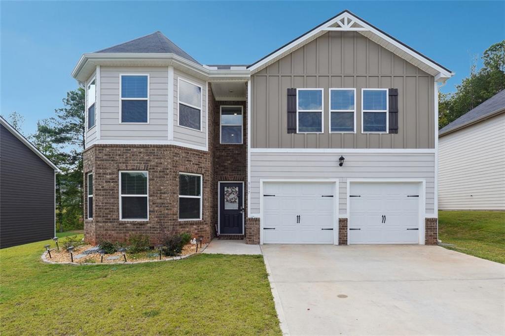 a view of a house with a yard