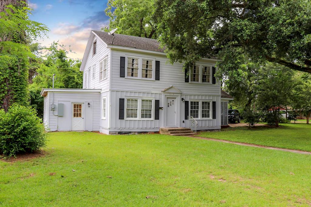 a view of a house with a yard