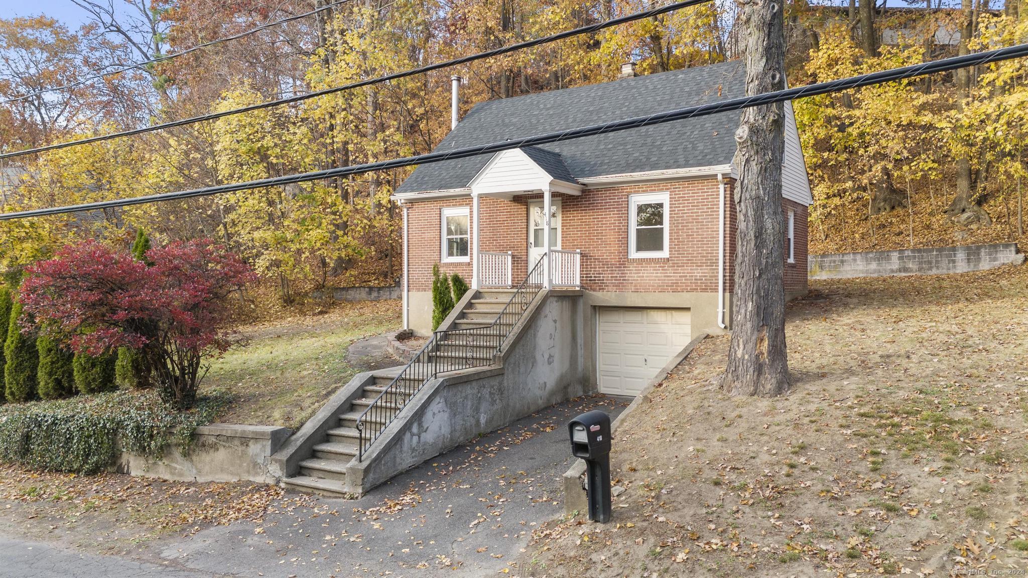 a view of a house with backyard