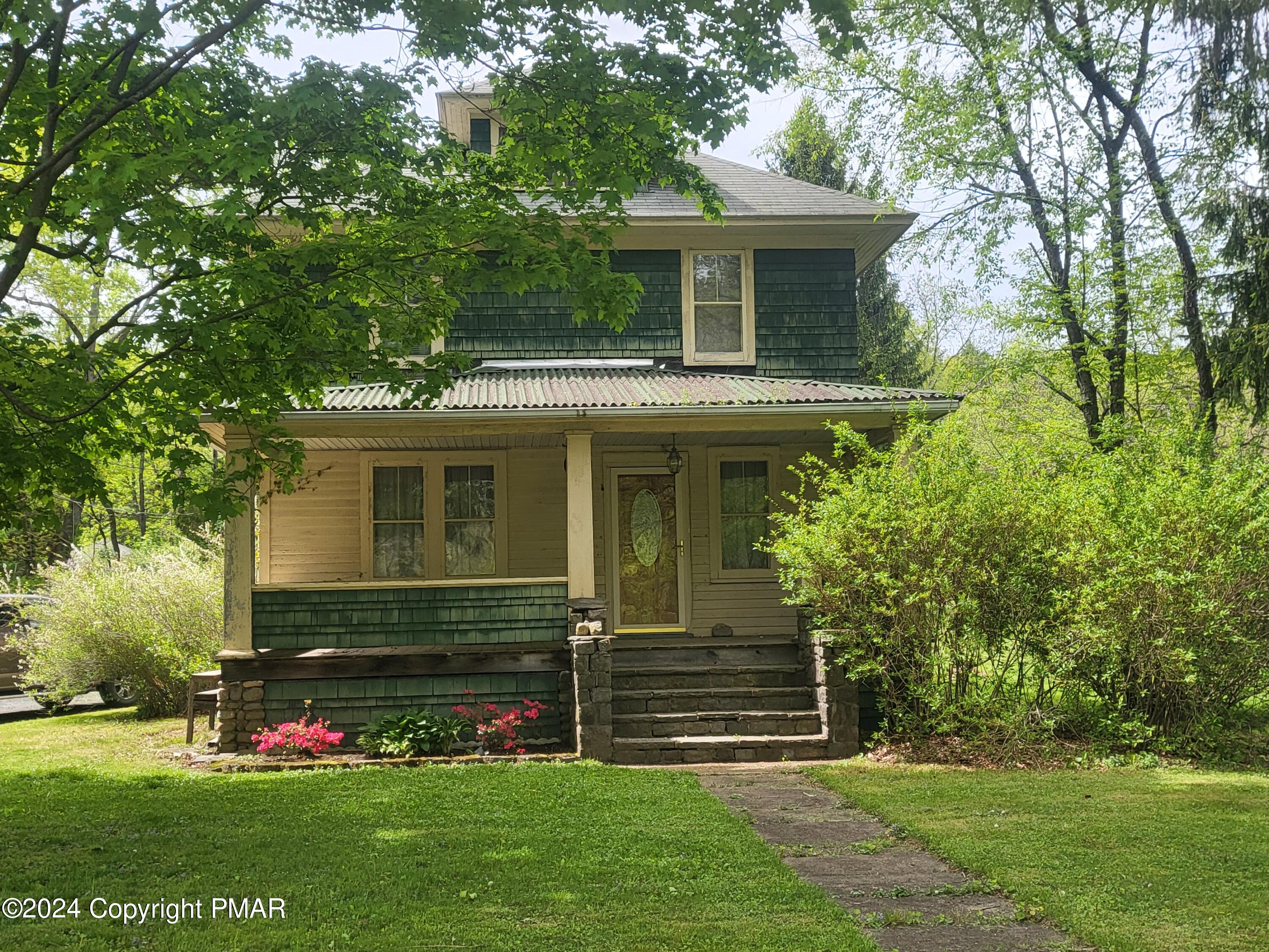 a view of front of house with a yard