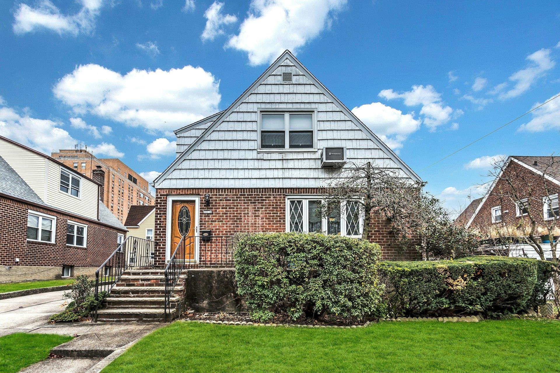 View of front facade featuring a front yard