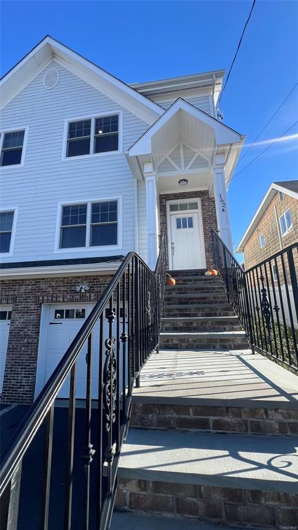 a view of entryway with a front door