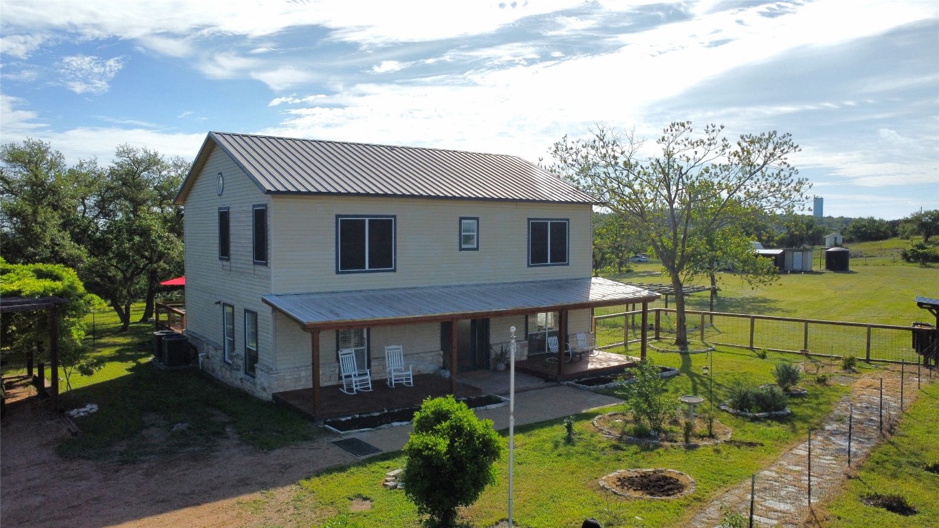 a view of a house with backyard and garden