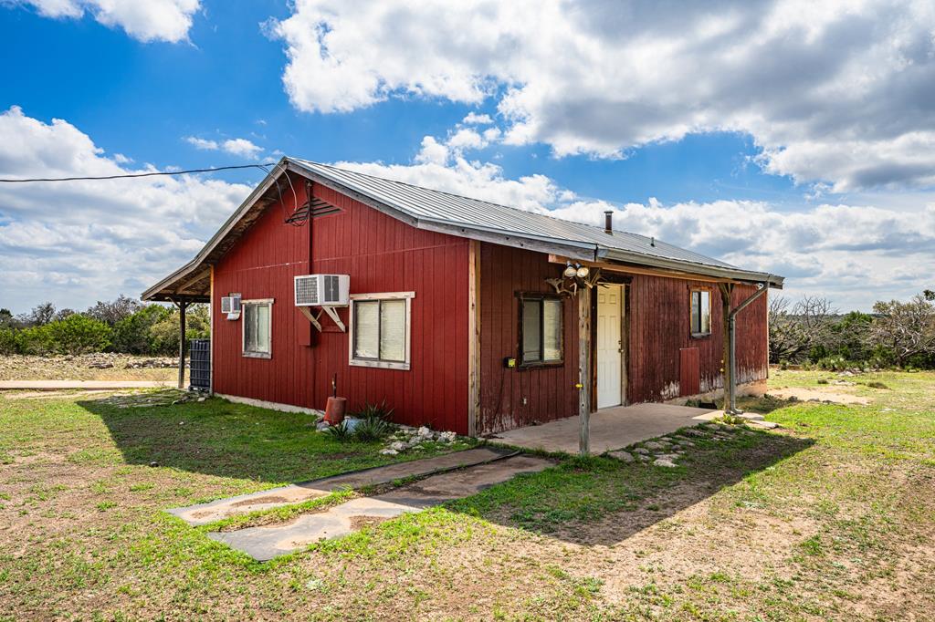 a view of a house with backyard