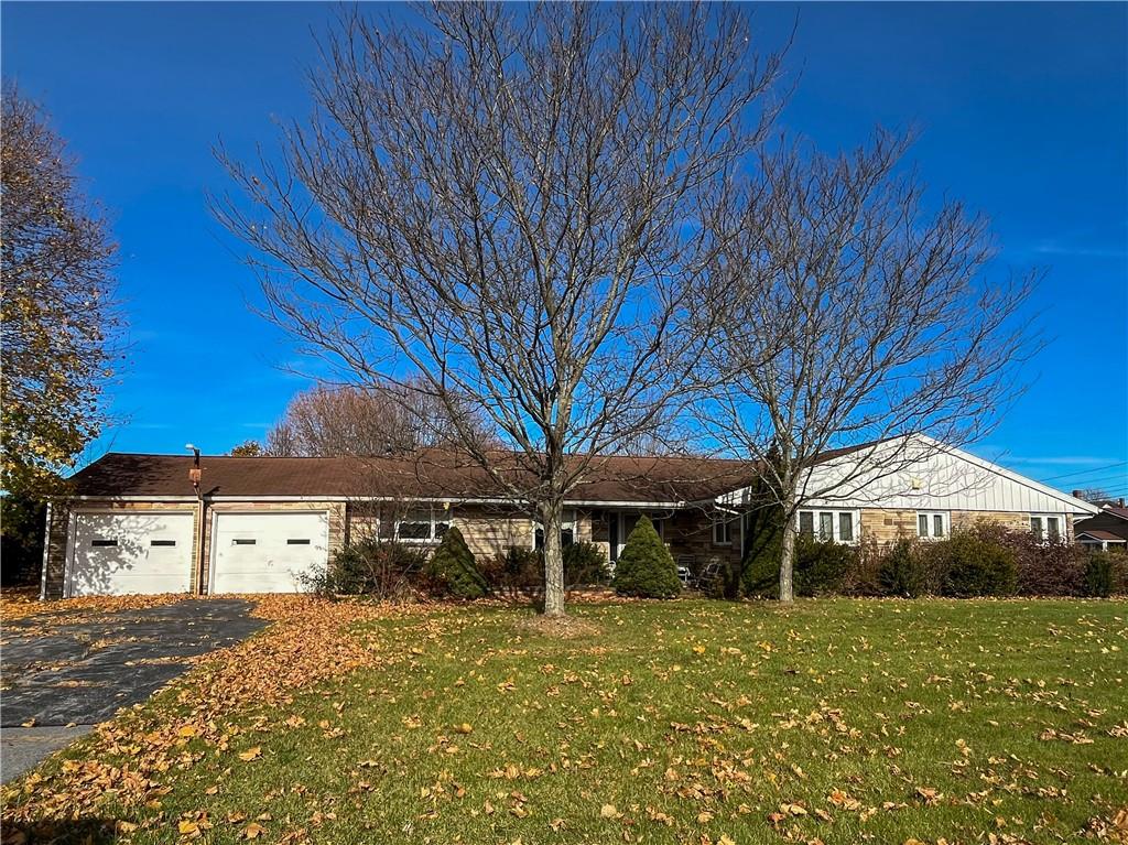 a view of a house with backyard and garden