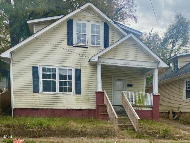 a view of front of a house with a yard