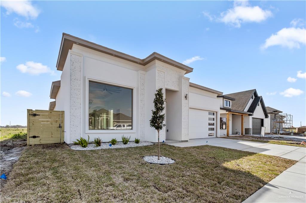 a view of a house with backyard