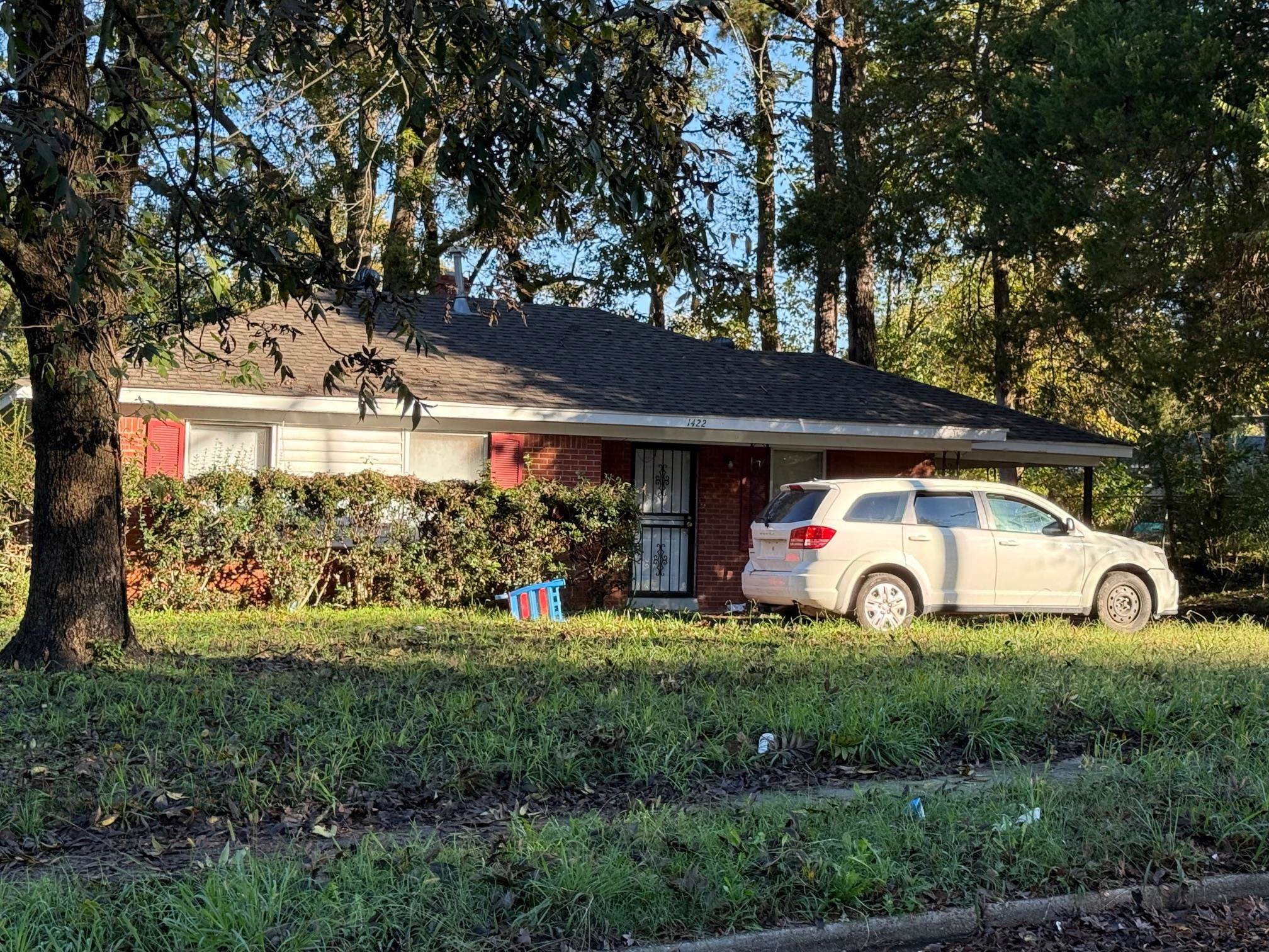 a view of a house with backyard