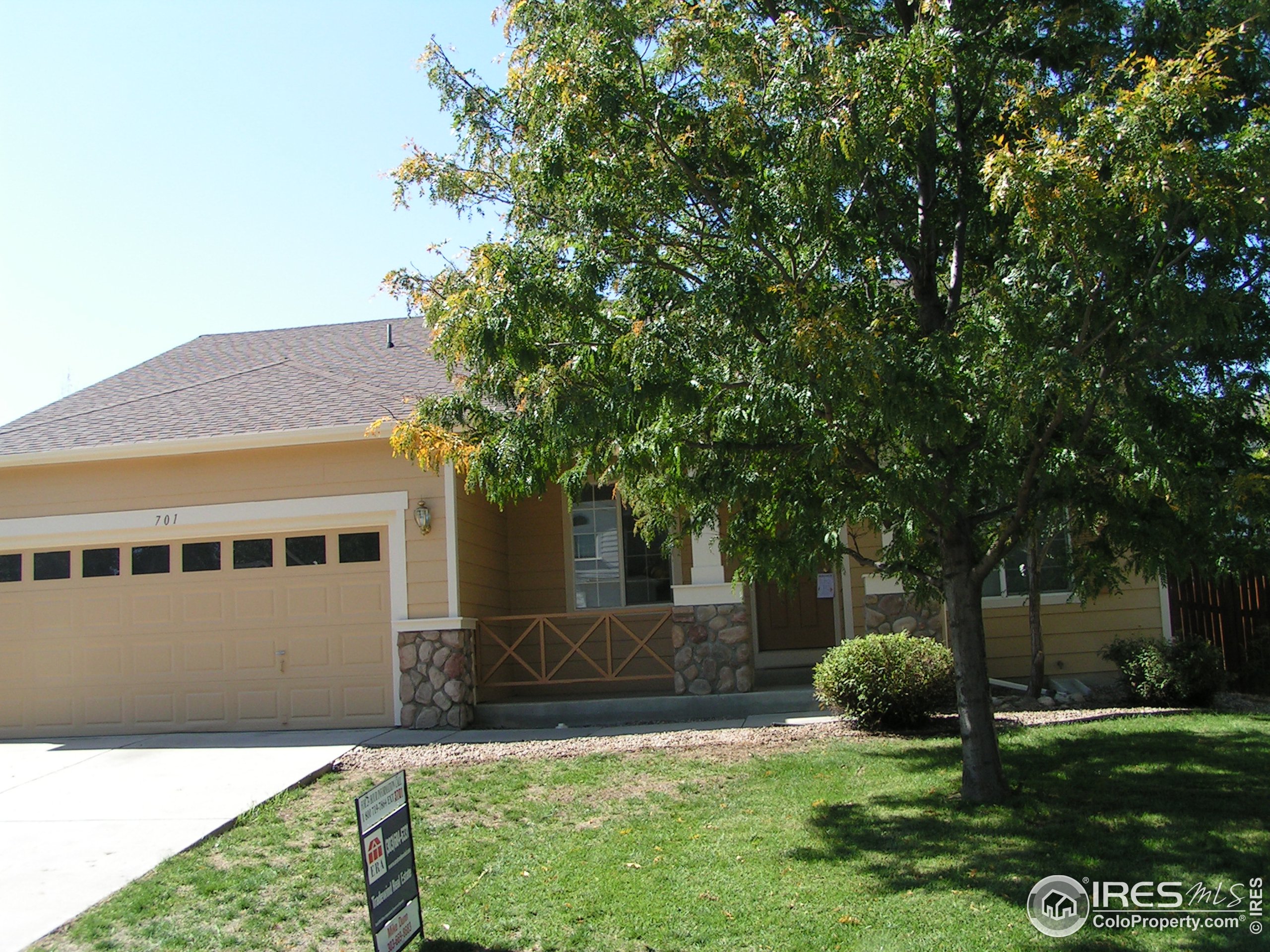 a view of house with backyard