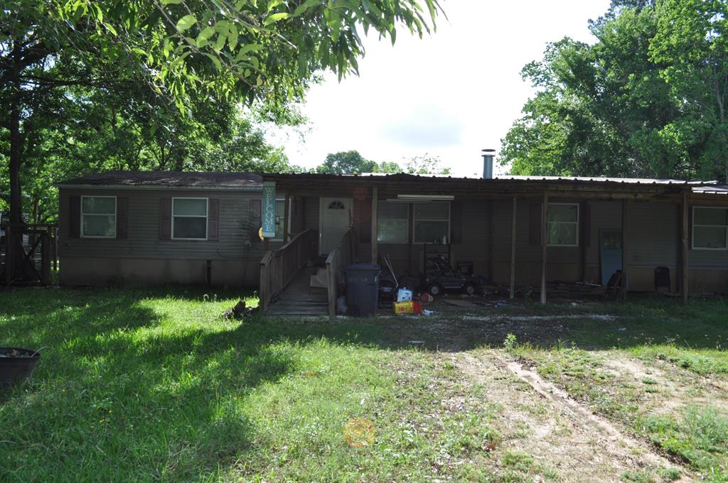 a view of back yard of the house