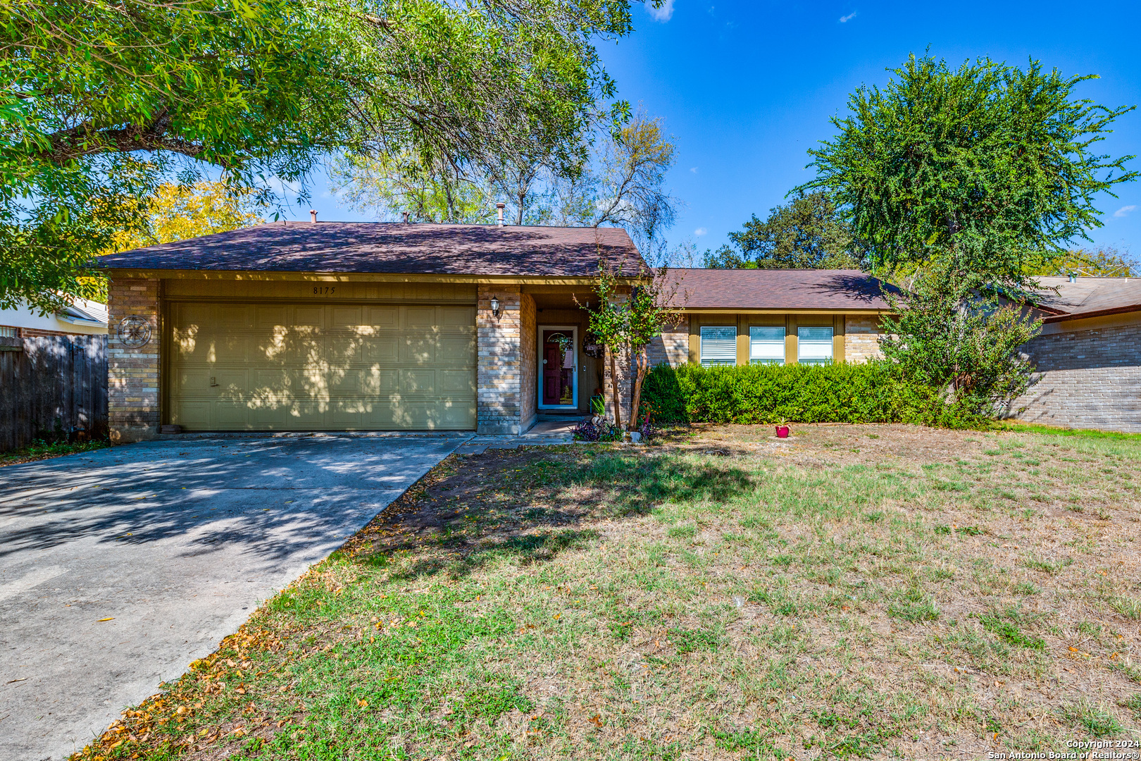 a view of a house with a yard