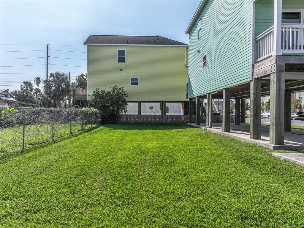 a view of a back yard