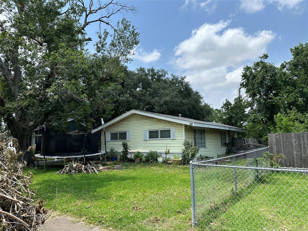 a view of a house with backyard