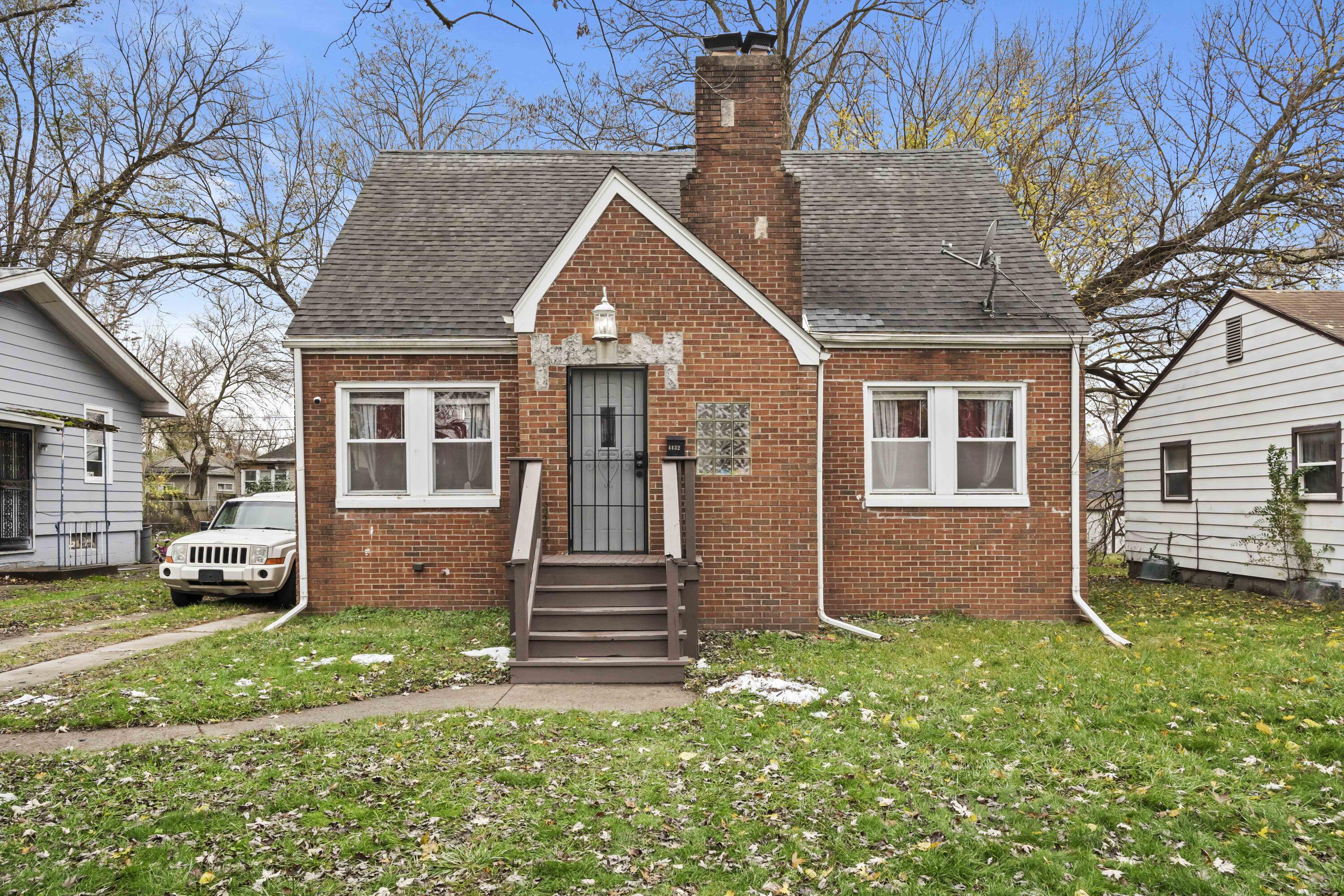 a view of a house with a yard