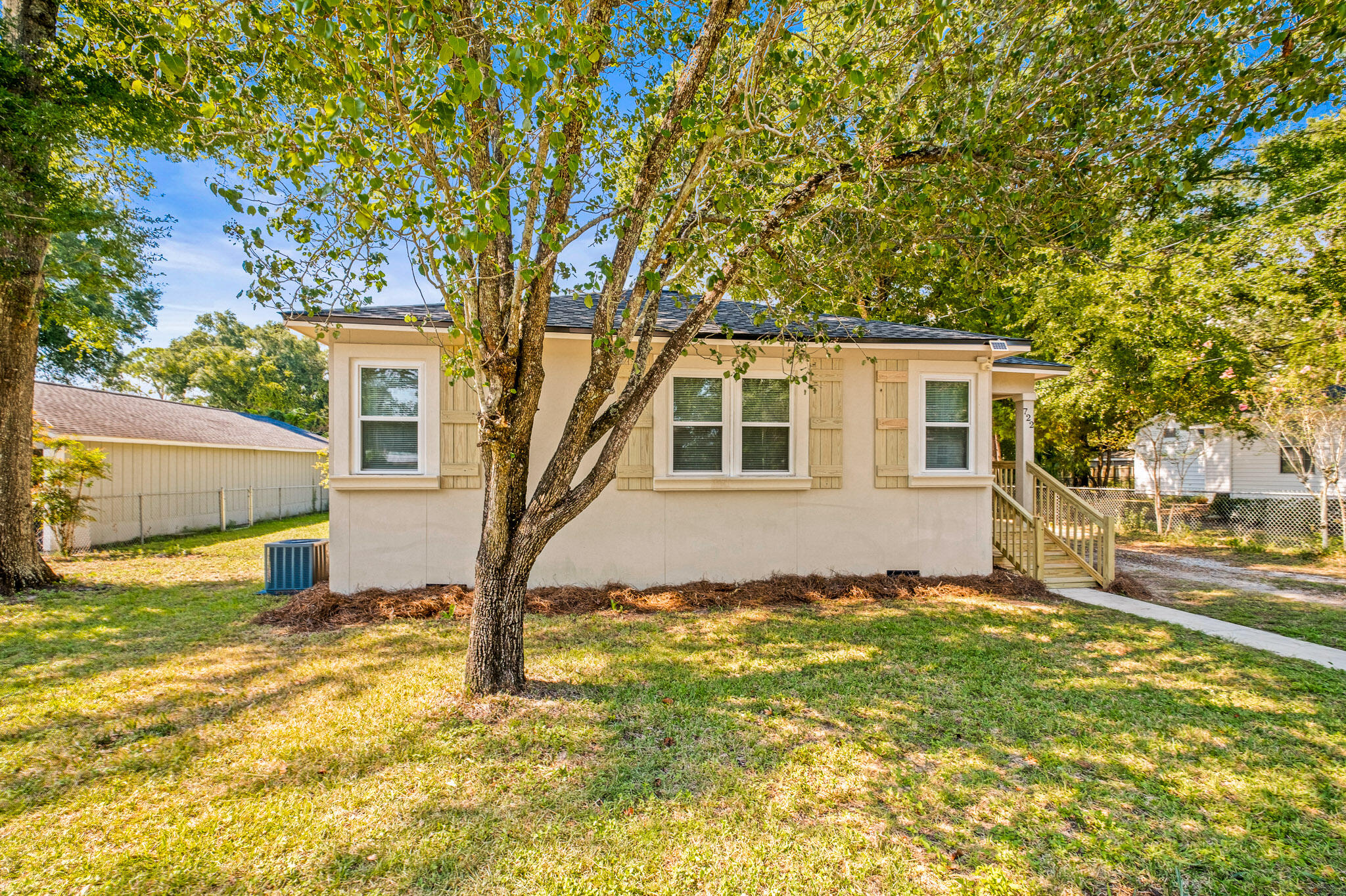 a view of a house with a yard