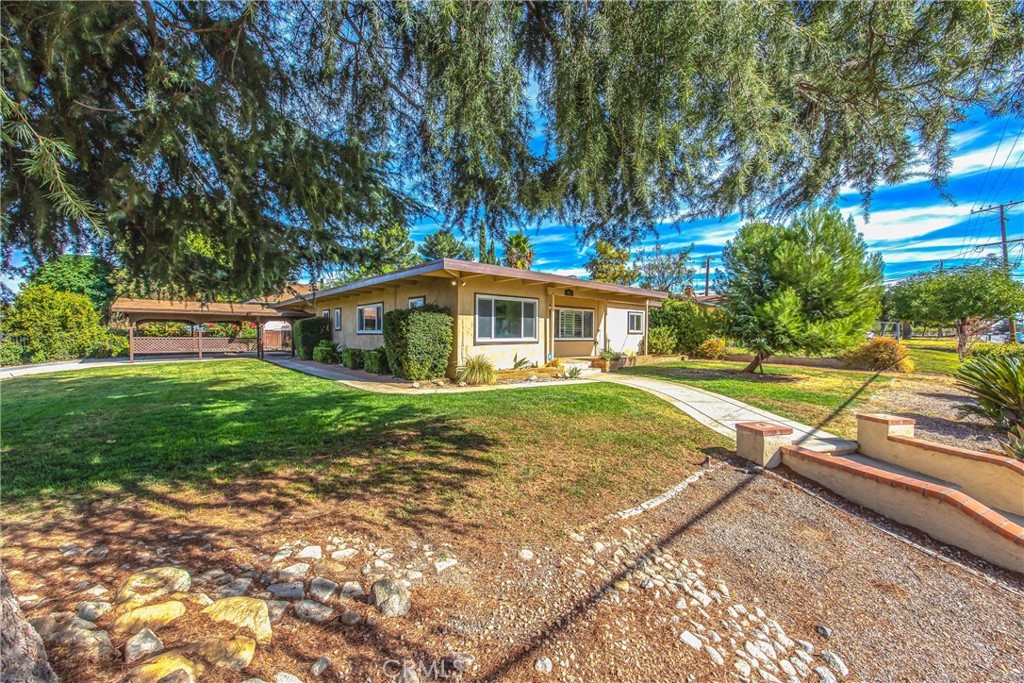 a view of a house with a yard