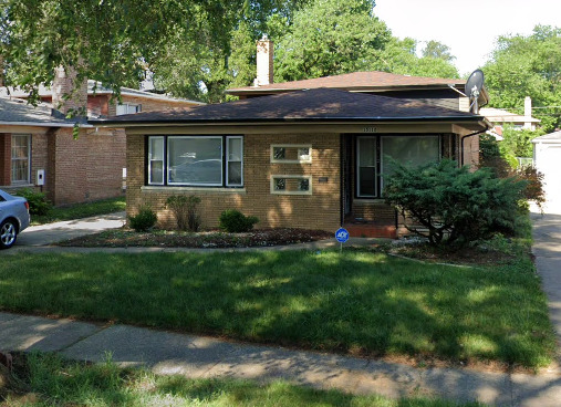 a view of house with a yard