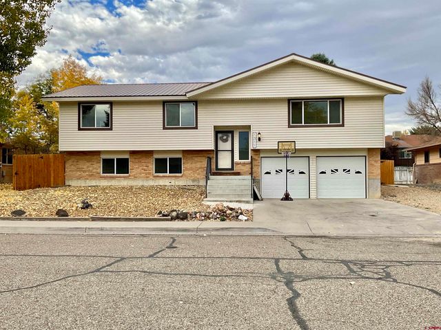 $459,000 | 1311 Manchester Drive | Montrose