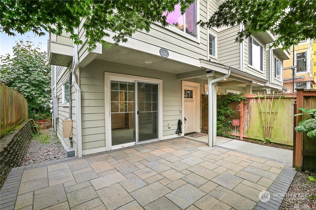 a view of a house with backyard