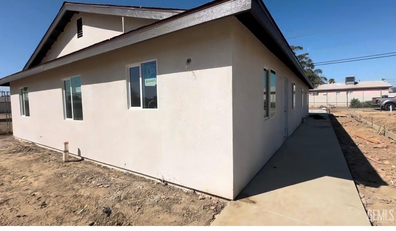 a view of a house with a backyard