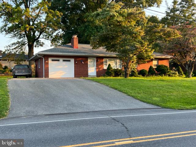 a view of a house with a yard