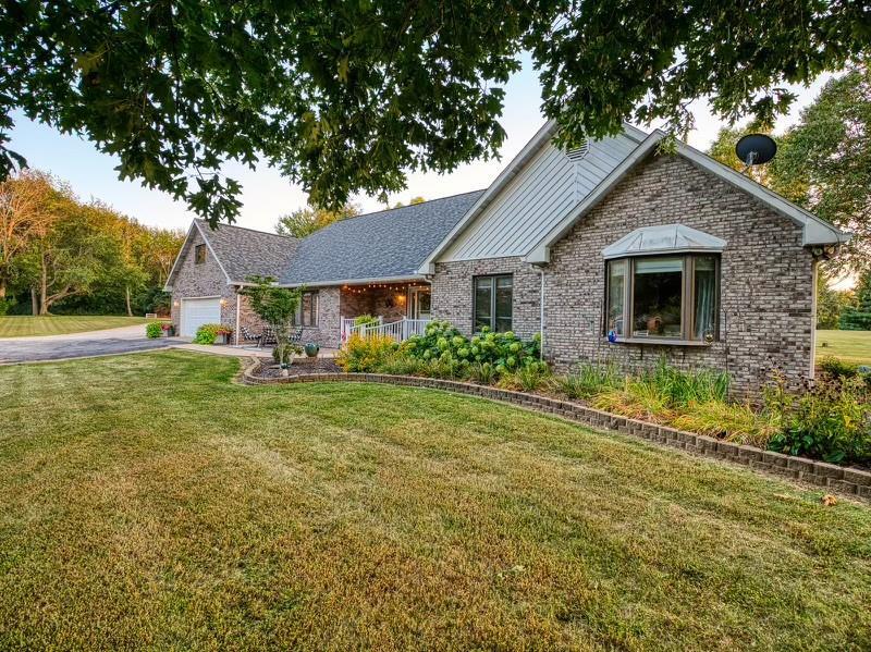 a view of a yard in front of house