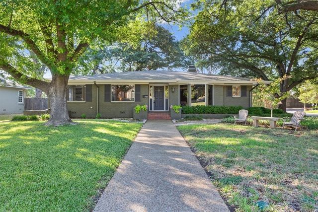 Homes for Sale with a Garage in Beverly Hills, Waco, TX | Compass