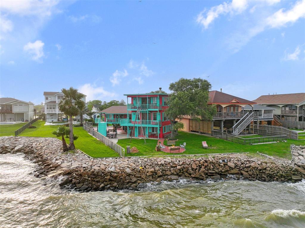 Welcome to 1121 6th Street in Sunny San Leon. Located on the San Leon Peninsula that extends out to Galveston Bay. Enjoy magical sunrises facing the bay side or serene sunsets from the front decks.