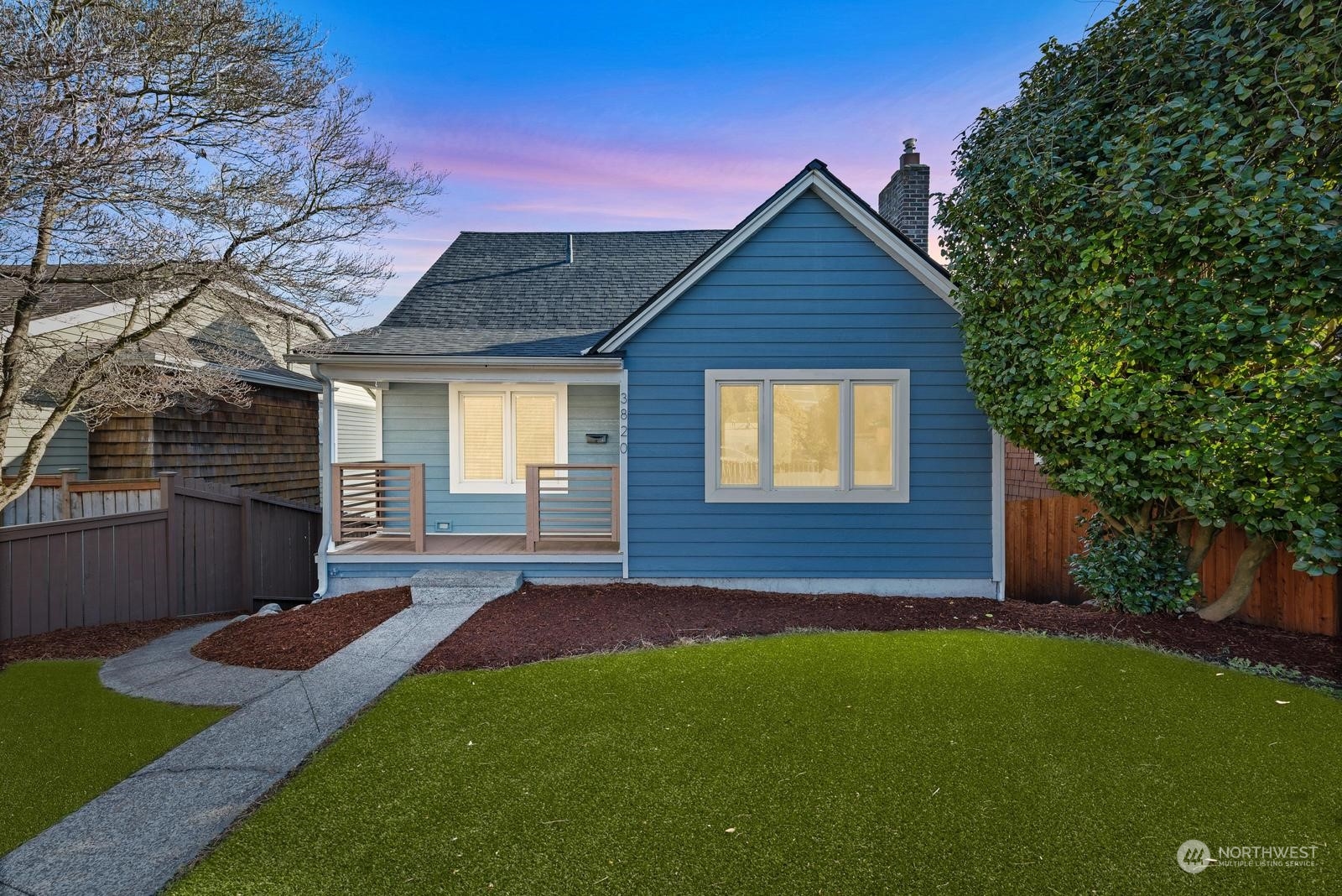 a view of front of a house with a yard