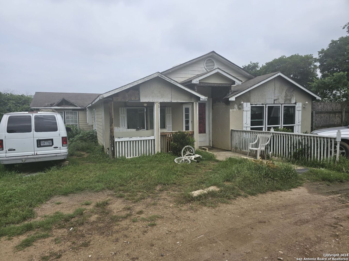 a view of a house with a yard and plants