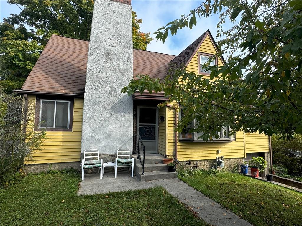 View of front facade featuring a front yard