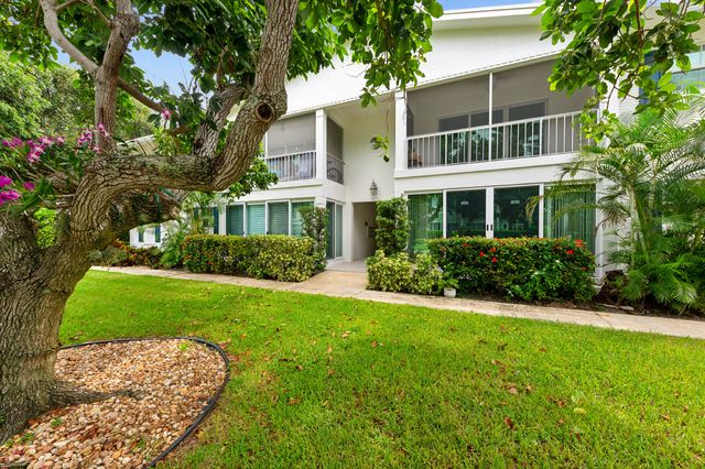 $680,500 | 301 Venetian Drive, Unit 15 | Delray Beach Association