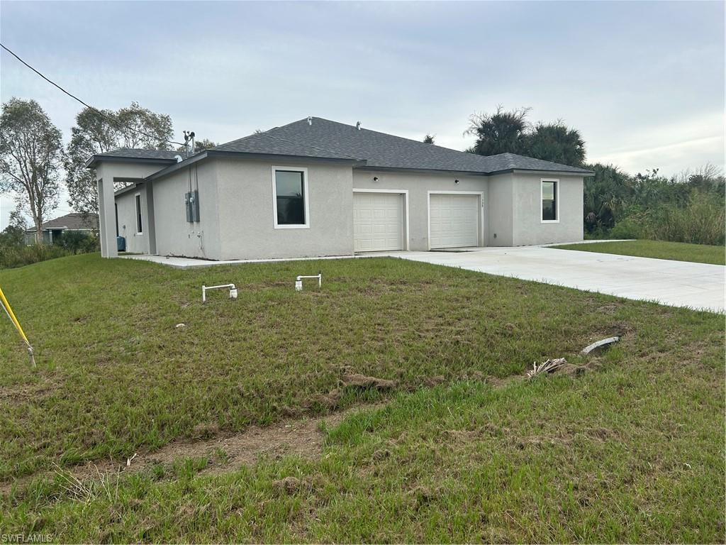 a view of a house with a backyard