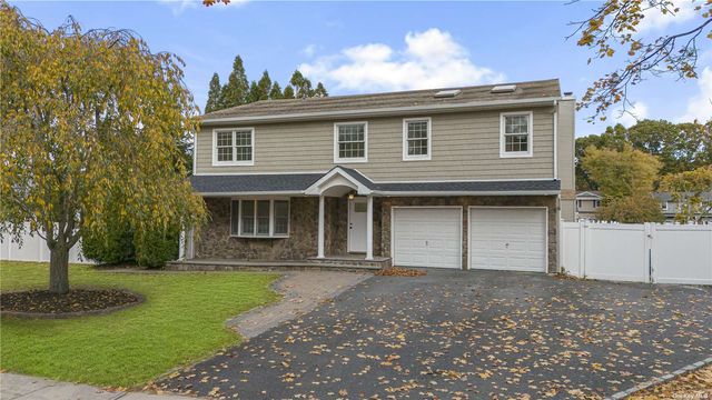 $899,000 | 10 Viking Court | Lake Ronkonkoma