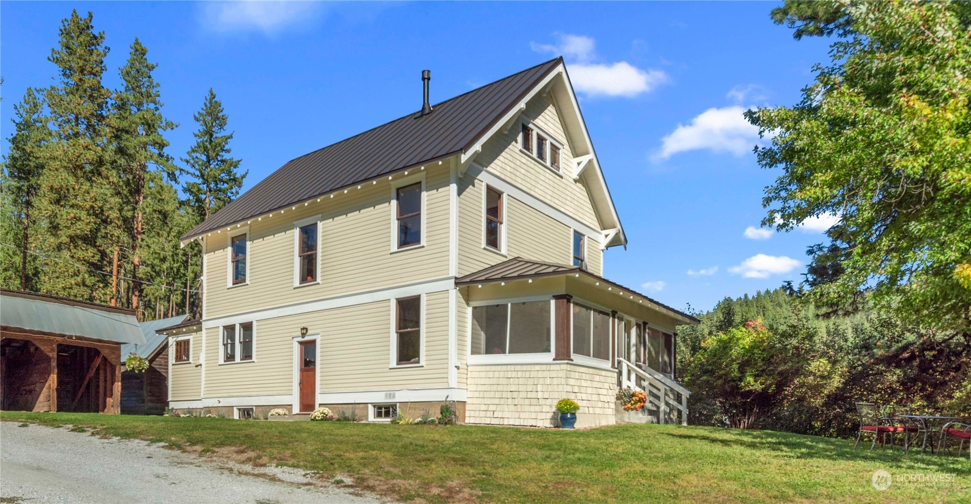 a view of a house with a yard