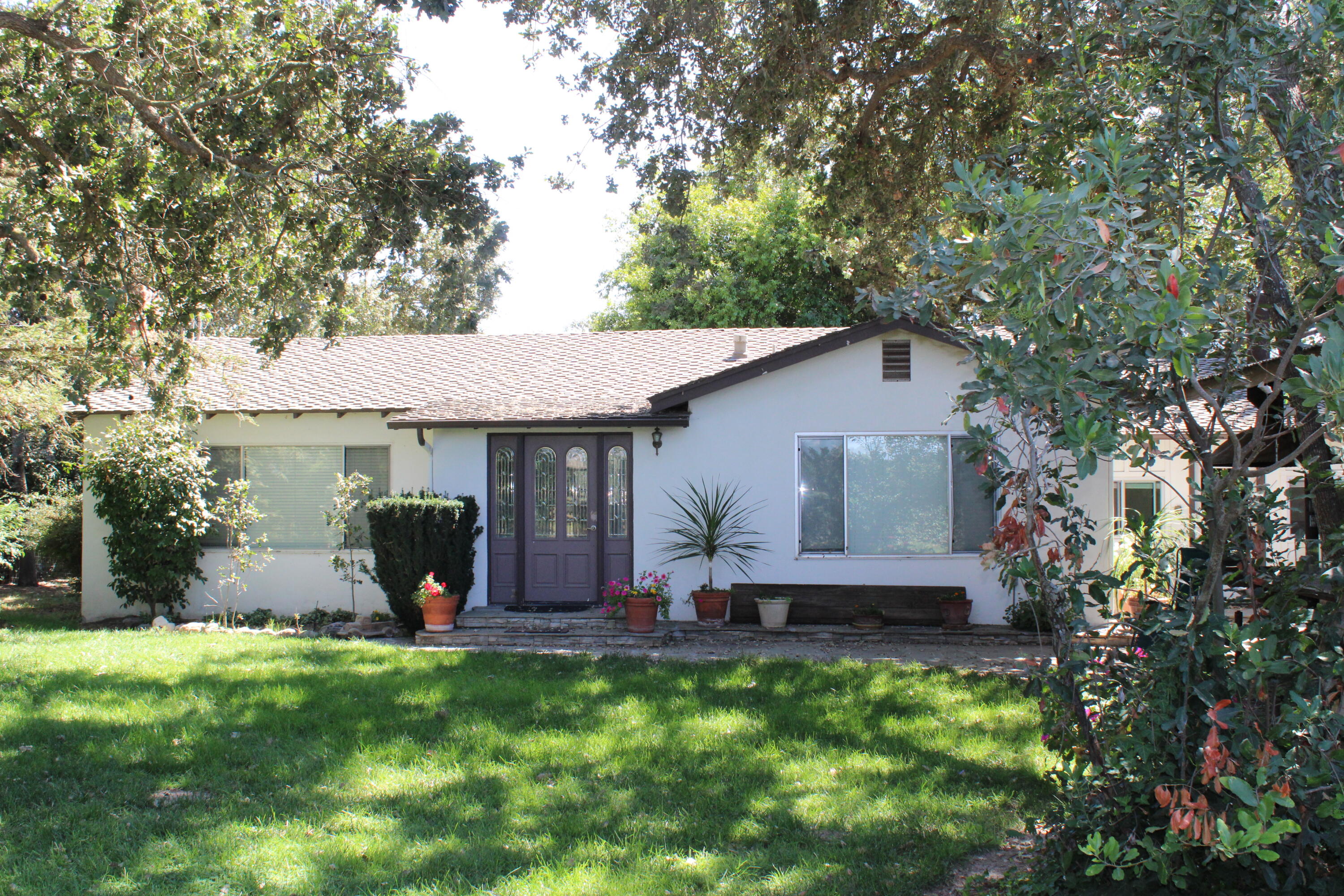 a view of a house with backyard