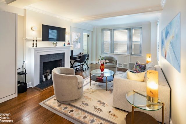 $579,000 | 215 East 73rd Street, Unit 5G | Lenox Hill