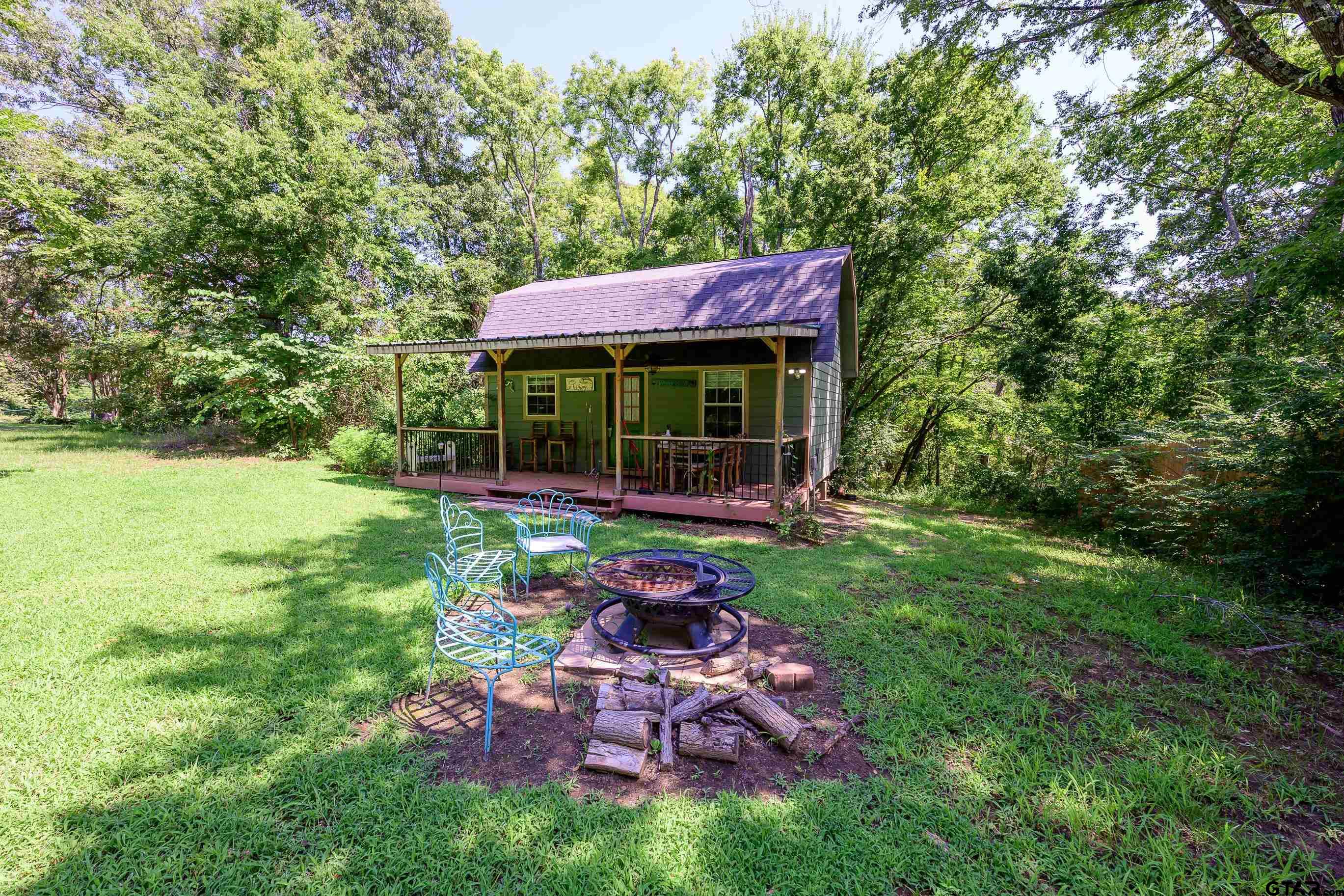 a view of an house with backyard porch and garden