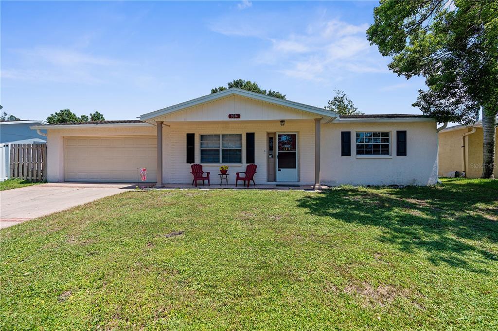 a view of a house with a yard