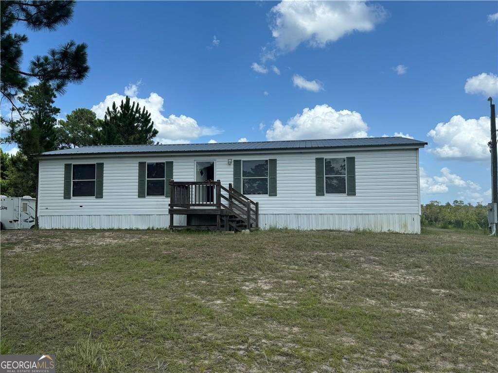 a view of a house with backyard