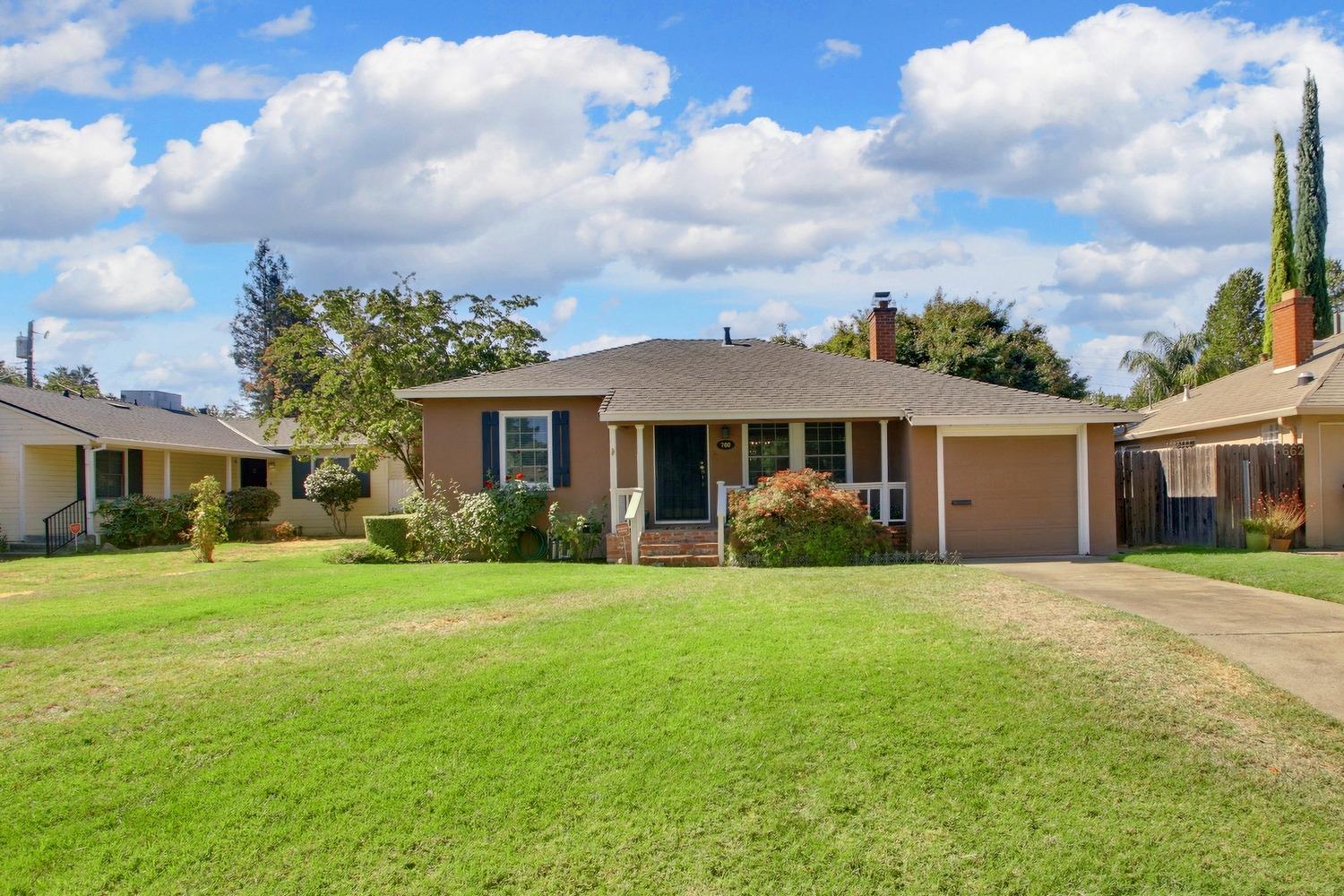 a view of a yard in front of a house