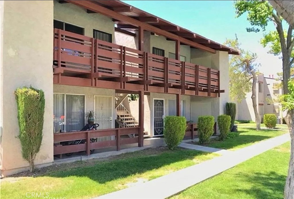 a view of a house with backyard and porch