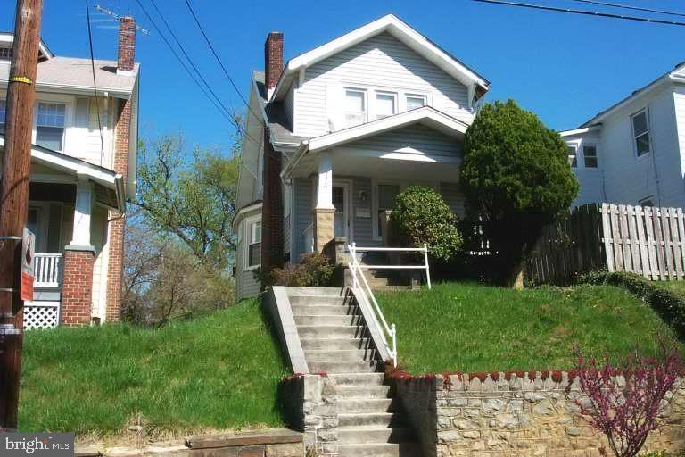 a view of a house with backyard and porch