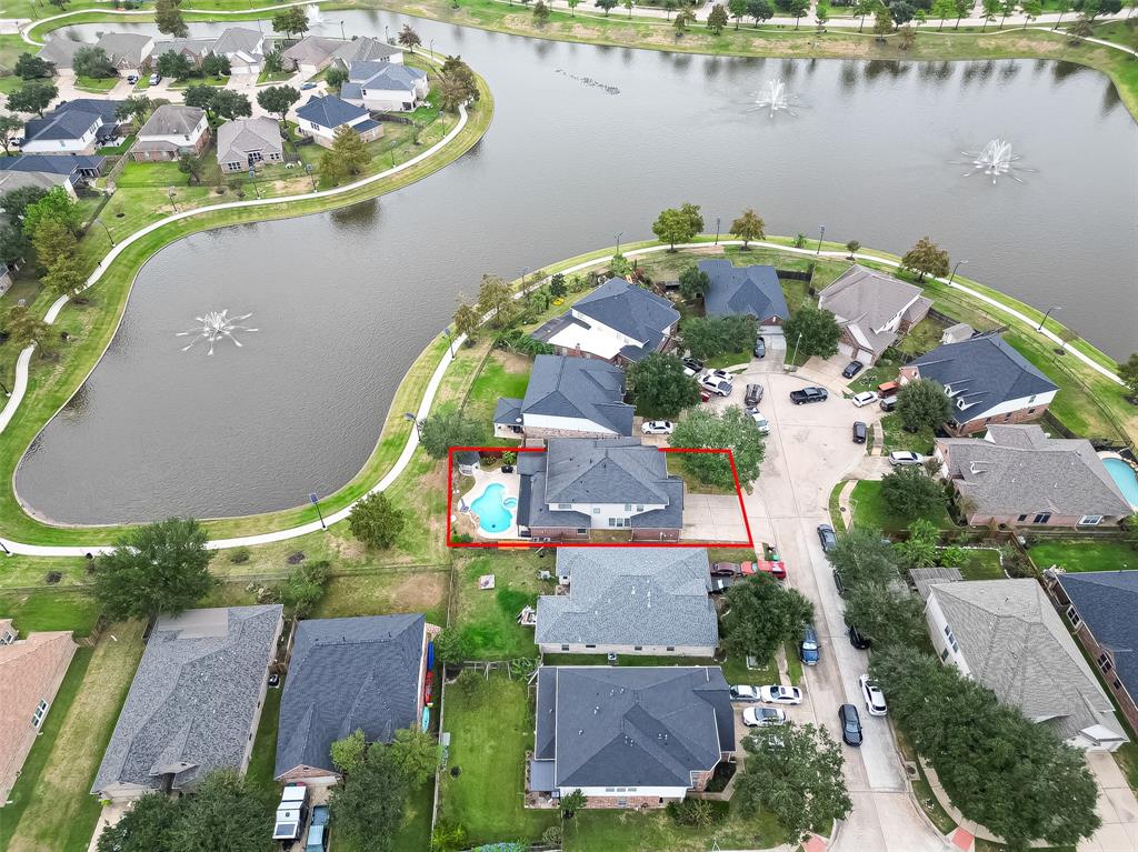 Wow!   Lake and Fountain View 6 bedroom with POOL/SPA and a cul-de-sac lot!